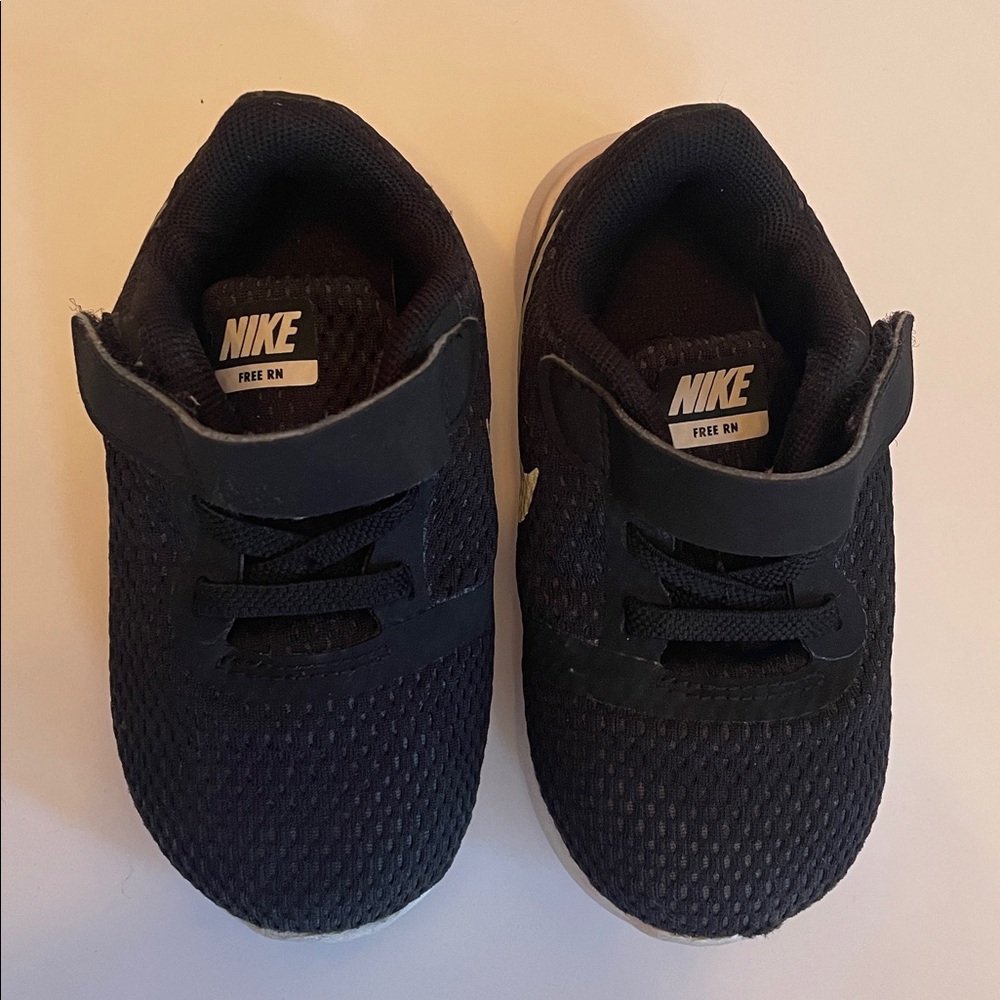 NIKE Kids Black & Silver Velcro Sneakers Sporty Kidcore - Picture 3 of 6